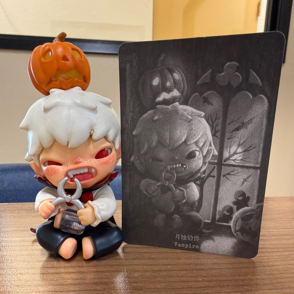 Hirono Monsters’ Carnival Series Figures - Vampire